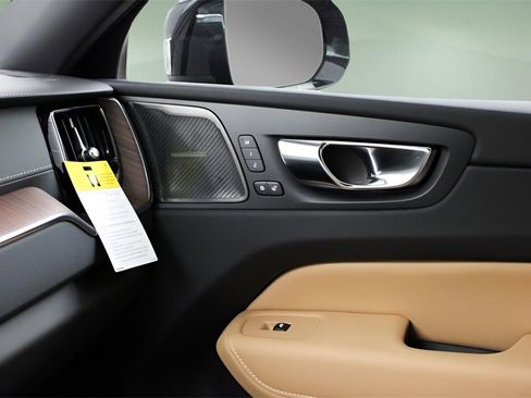 New 2025 Volvo XC60 B5 Ultra w/ Protection Package Premier image 24