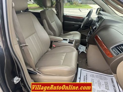 Used 2014 Chrysler Town & Country Touring FWD image 40