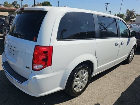 Used 2018 Dodge Grand Caravan SE w/ UConnect Hands-Free Group FWD image 2