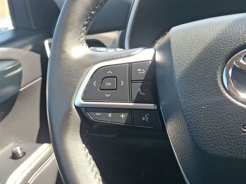Used 2024 Toyota Highlander XLE AWD/4WD image 16