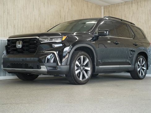 Used 2025 Honda Pilot Touring image 4