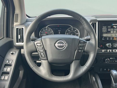 Used 2025 Nissan Frontier SV w/ SV Convenience Package RWD image 17