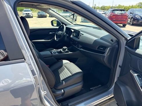 Used 2025 Nissan Rogue SV AWD/4WD image 18