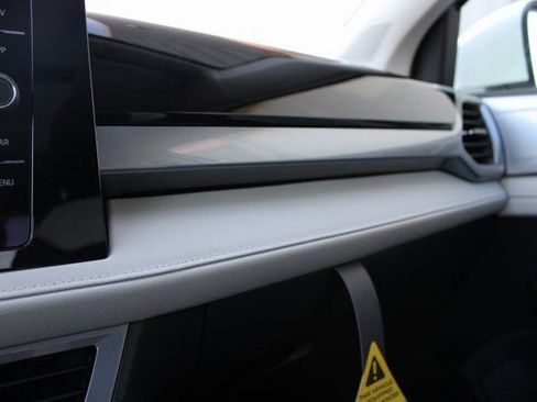 New 2025 Volkswagen Taos SEL image 9