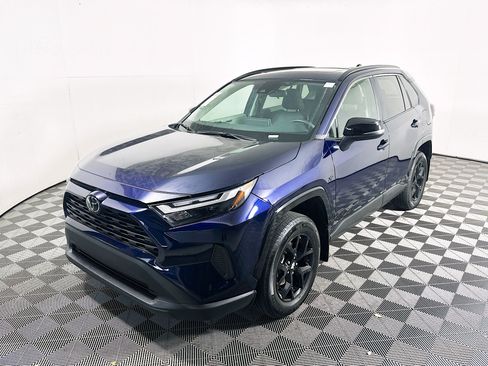 Used 2025 Toyota RAV4 XLE w/ Convenience Package FWD image 7