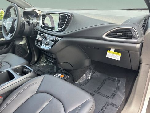 New 2026 Chrysler Pacifica Select image 11