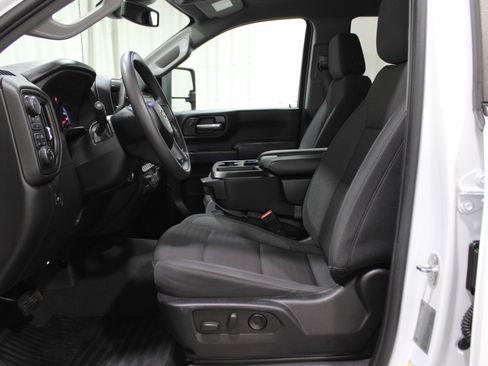 Used 2024 Chevrolet Silverado 2500 Custom w/ Custom Value Package image 3