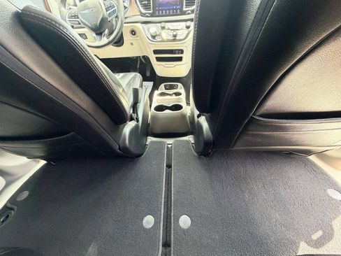 Used 2017 Chrysler Pacifica Touring FWD image 31