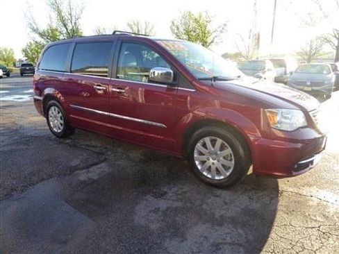 Used 2012 Chrysler Town & Country Touring-L w/ Entertainment Group #2 FWD image 5
