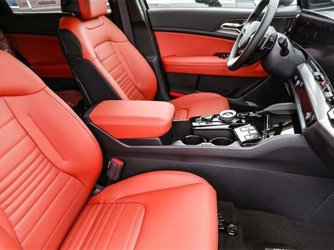 Certified 2025 Kia Sportage SX Prestige image 11