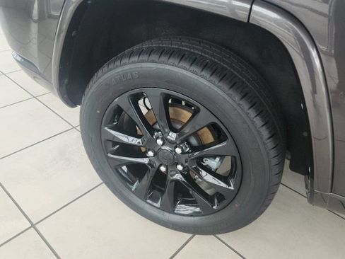 Used 2021 Jeep Grand Cherokee Laredo X AWD/4WD image 10