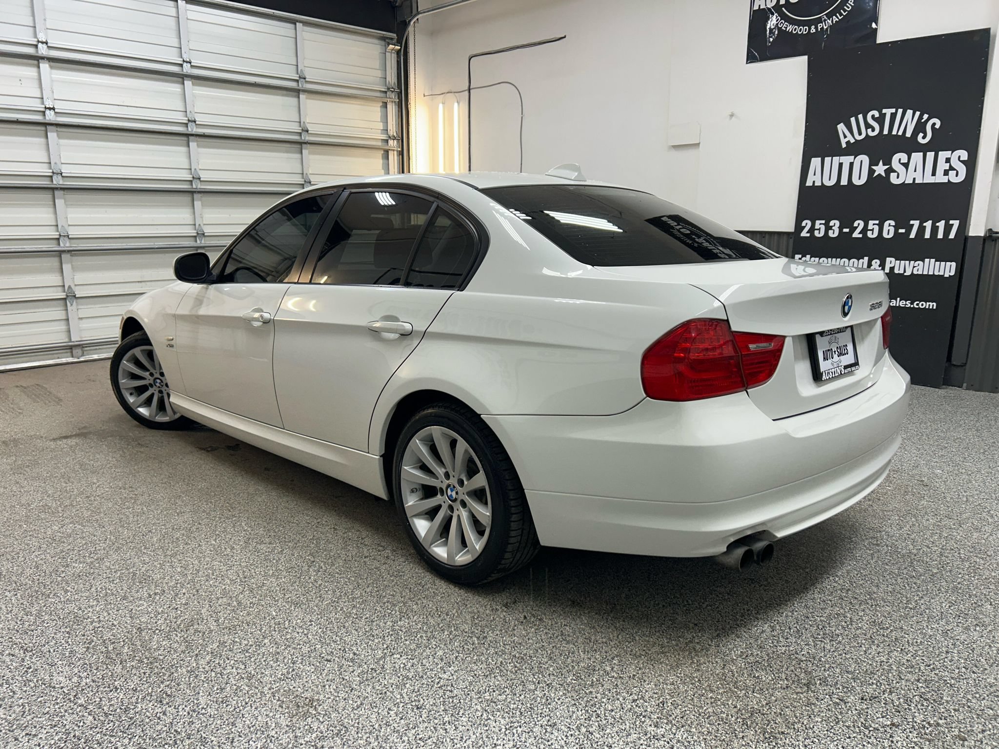 Used 2011 BMW 328i xDrive Sedan w/ Premium Pkg AWD/4WD image 4