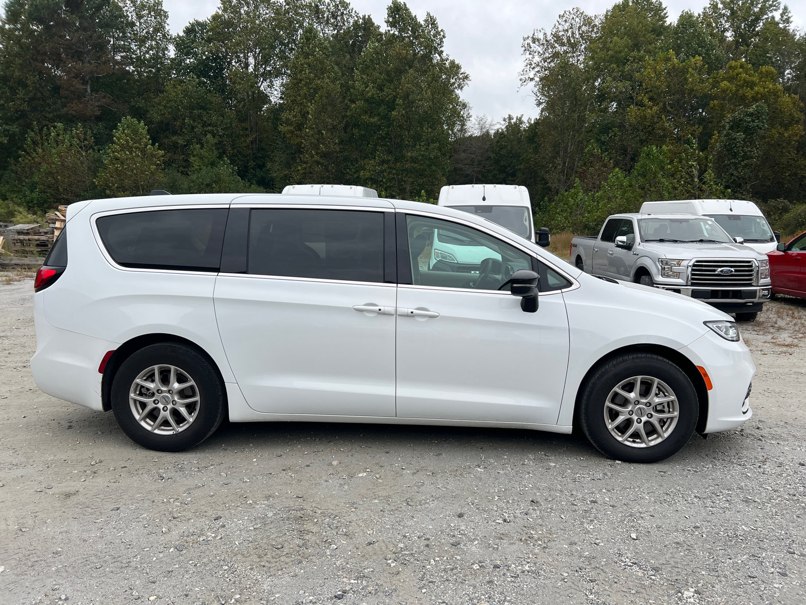 Used 2024 Chrysler Pacifica Touring-L FWD image 7