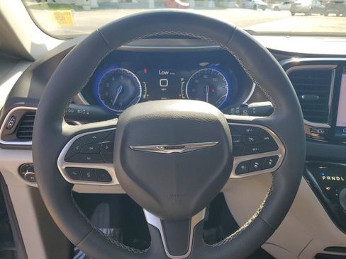 Used 2022 Chrysler Pacifica Touring-L image 10