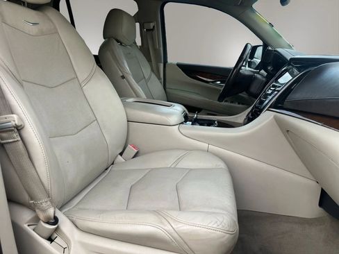 Used 2015 Cadillac Escalade Luxury image 10