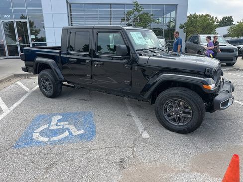 New 2025 Jeep Gladiator Sport image 35