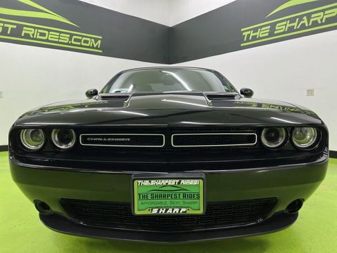 Used 2019 Dodge Challenger SXT image 3
