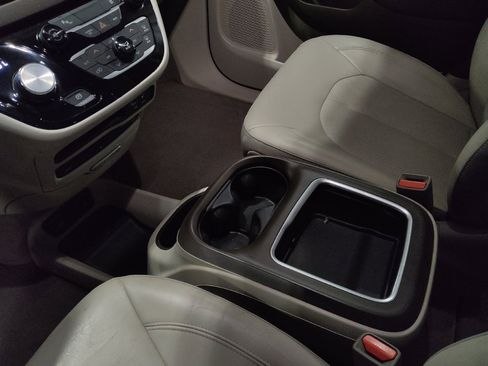 Used 2017 Chrysler Pacifica Touring-L Plus image 26