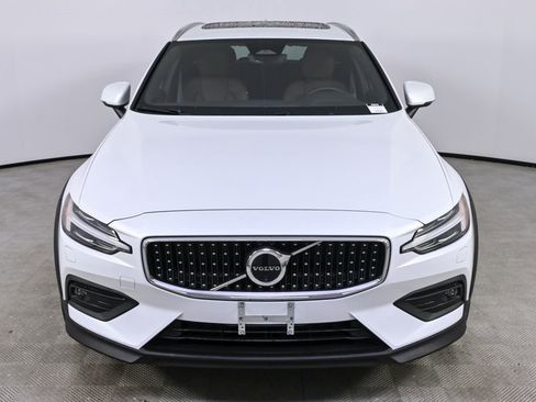 Certified 2025 Volvo V60 B5 Cross Country Plus image 36