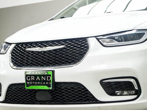 Used 2023 Chrysler Pacifica Limited image 2
