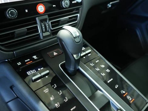 Certified 2025 Porsche Macan AWD/4WD image 24