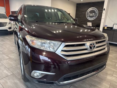 Used 2011 Toyota Highlander SE w/ Tow Pkg FWD image 1