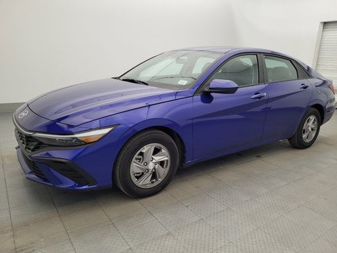 Used 2025 Hyundai Elantra SE FWD image 2