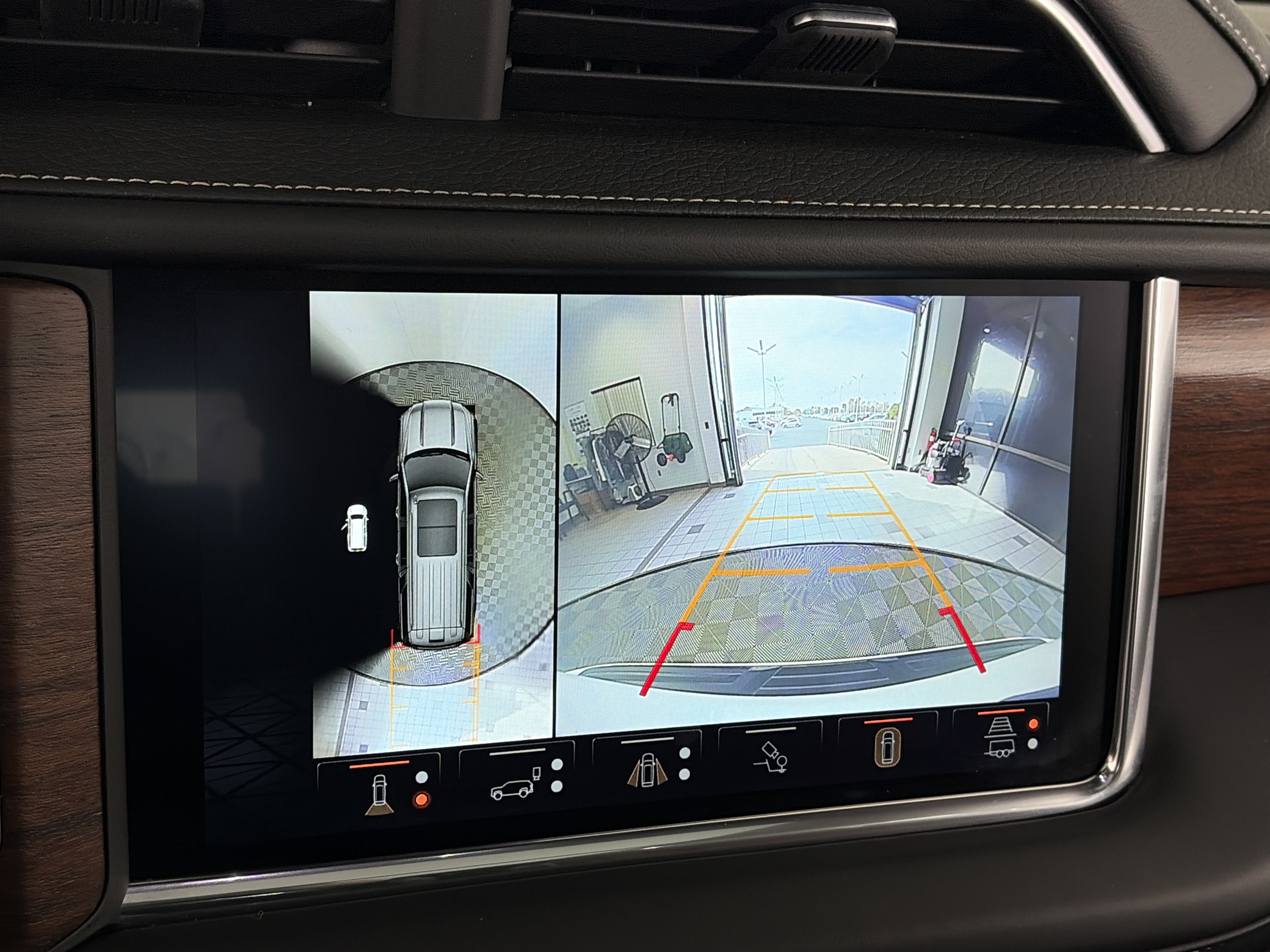Used 2023 GMC Yukon Denali Ultimate w/ LPO, Floor Liner Package AWD/4WD image 28