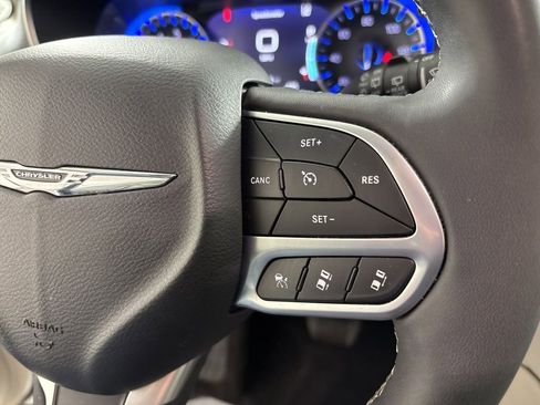 Used 2023 Chrysler Pacifica Limited FWD image 27