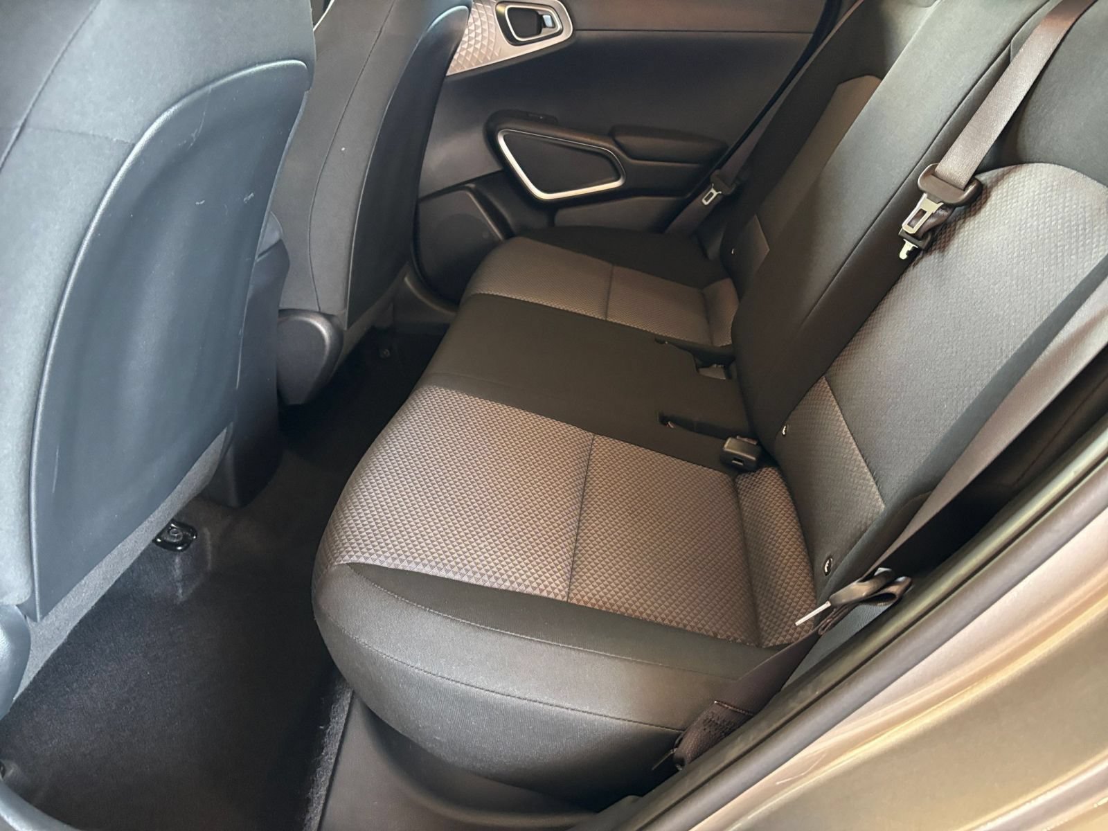 Used 2025 Kia Soul LX w/ LX Technology Package FWD image 22