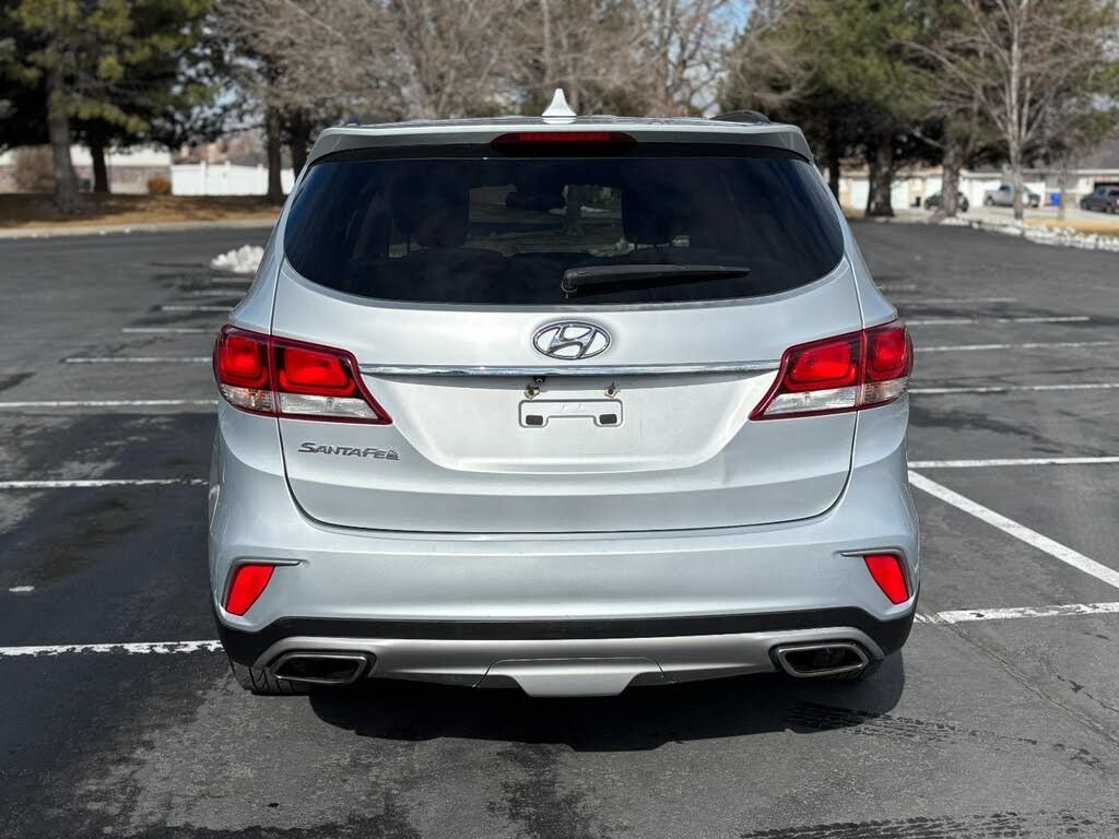 Used 2017 Hyundai Santa Fe SE FWD image 4