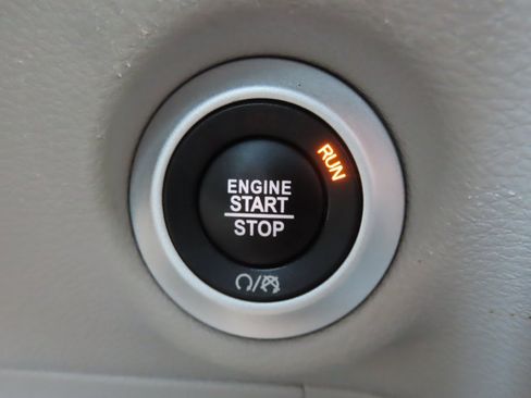 Used 2023 Chrysler Pacifica Touring-L image 10