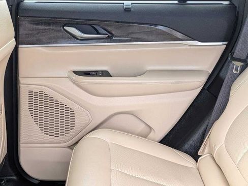 Used 2025 Jeep Grand Cherokee Limited w/ Luxury Tech Group II image 17