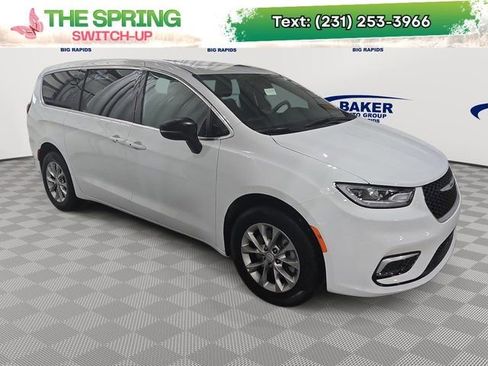 New 2026 Chrysler Pacifica Select AWD/4WD image 1