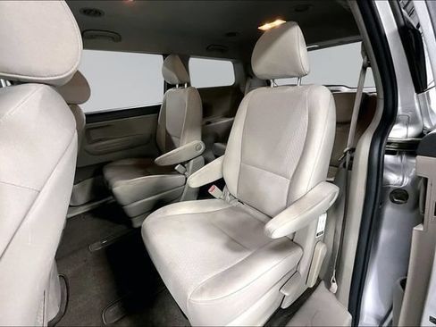 Used 2016 Kia Sedona L FWD image 21