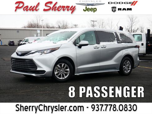 Used 2024 Toyota Sienna LE image 1