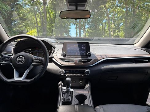 Used 2025 Nissan Altima 2.5 SV FWD image 33
