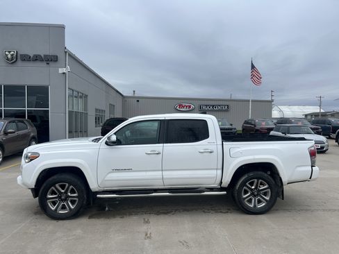Used 2018 Toyota Tacoma Limited image 1