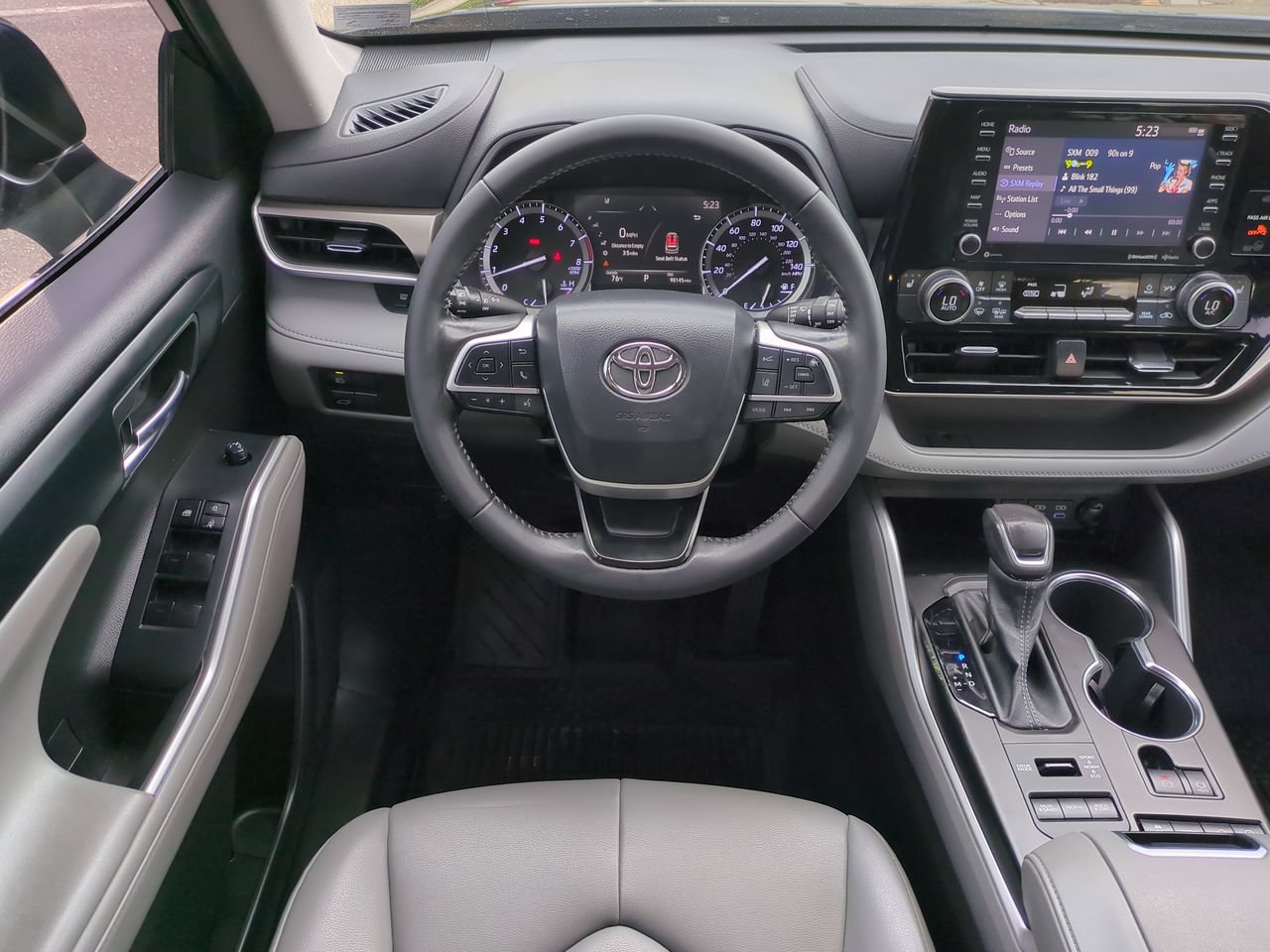 Used 2022 Toyota Highlander XLE AWD/4WD image 16