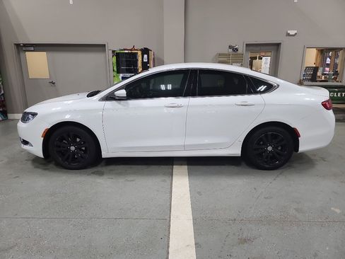 Used 2016 Chrysler 200 Limited image 1