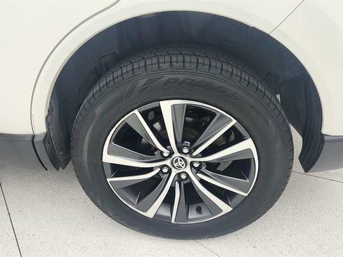 Used 2021 Toyota Venza LE image 27