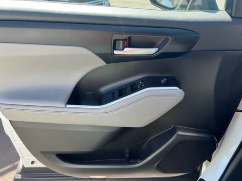 Used 2023 Toyota Highlander XLE FWD image 14