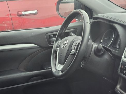 Used 2019 Toyota Highlander XLE AWD/4WD image 19