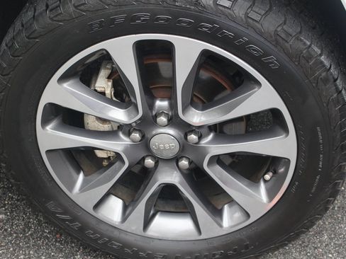 Used 2017 Jeep Grand Cherokee Overland image 13