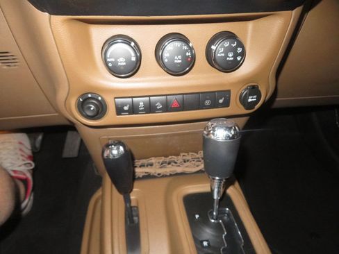 Used 2013 Jeep Wrangler Unlimited Sahara w/ Connectivity Group AWD/4WD image 40