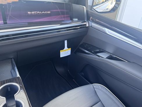 New 2026 Cadillac Escalade ESV Luxury w/ LPO, Radiant Package image 22