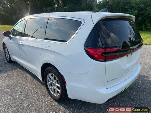 Used 2024 Chrysler Pacifica Touring-L FWD image 4