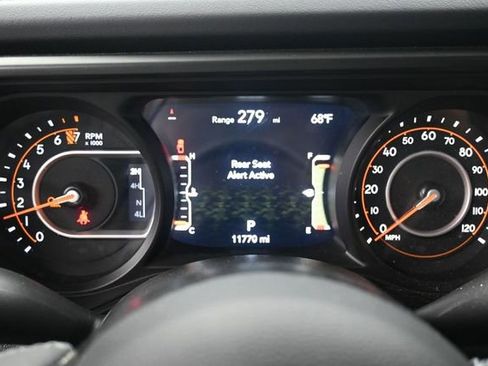 Used 2025 Jeep Gladiator Rubicon w/ Convenience Group AWD/4WD image 8