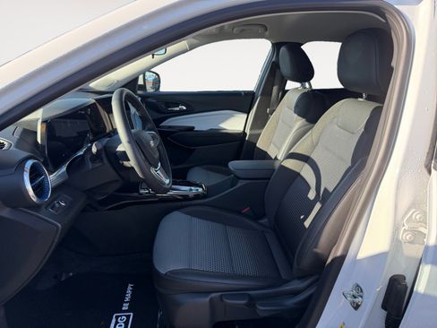 Used 2025 Chevrolet Trax LT w/ Driver Confidence Package image 10