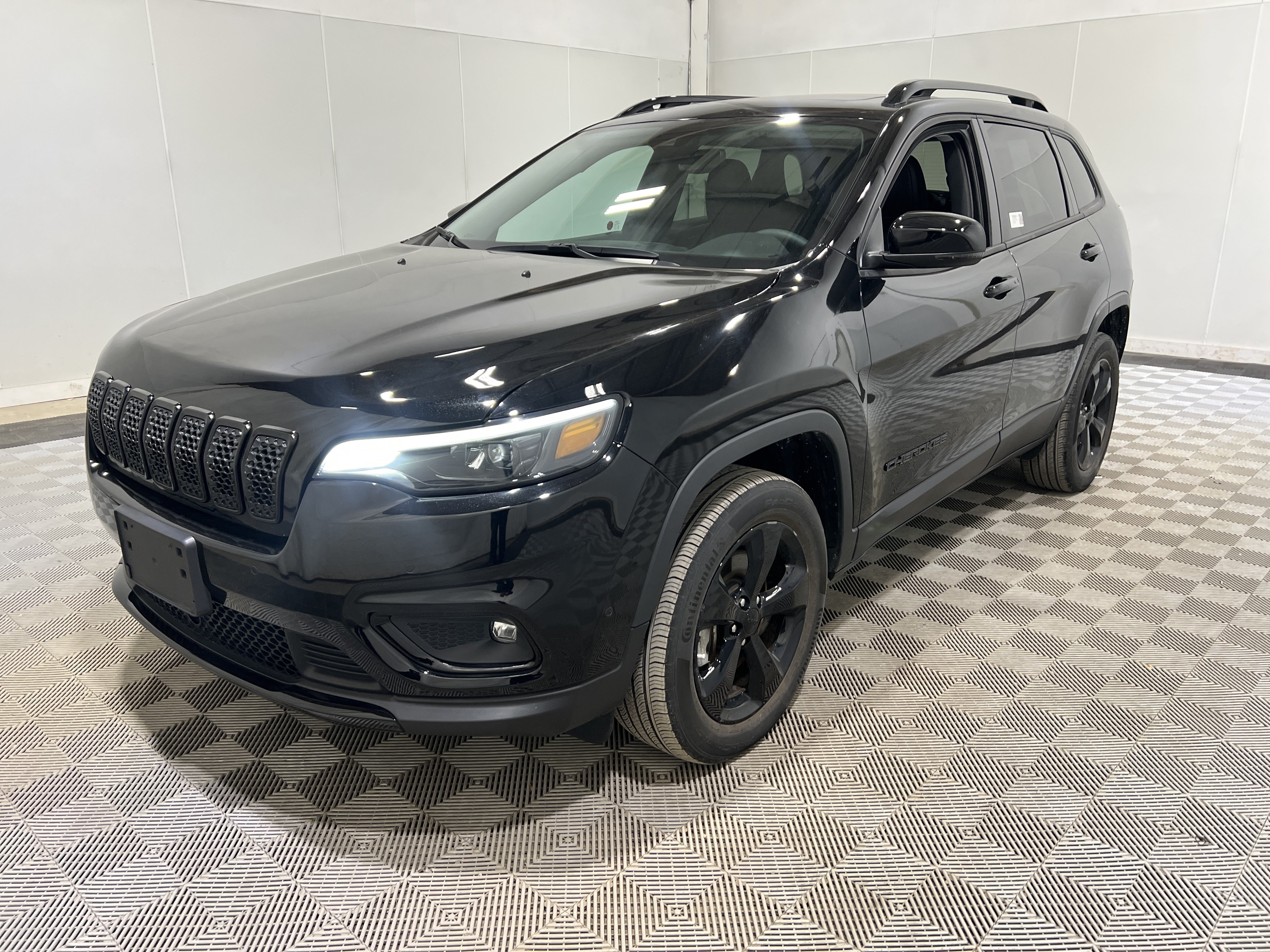 Used 2023 Jeep Cherokee Altitude Lux w/ Elite Group AWD/4WD image 1